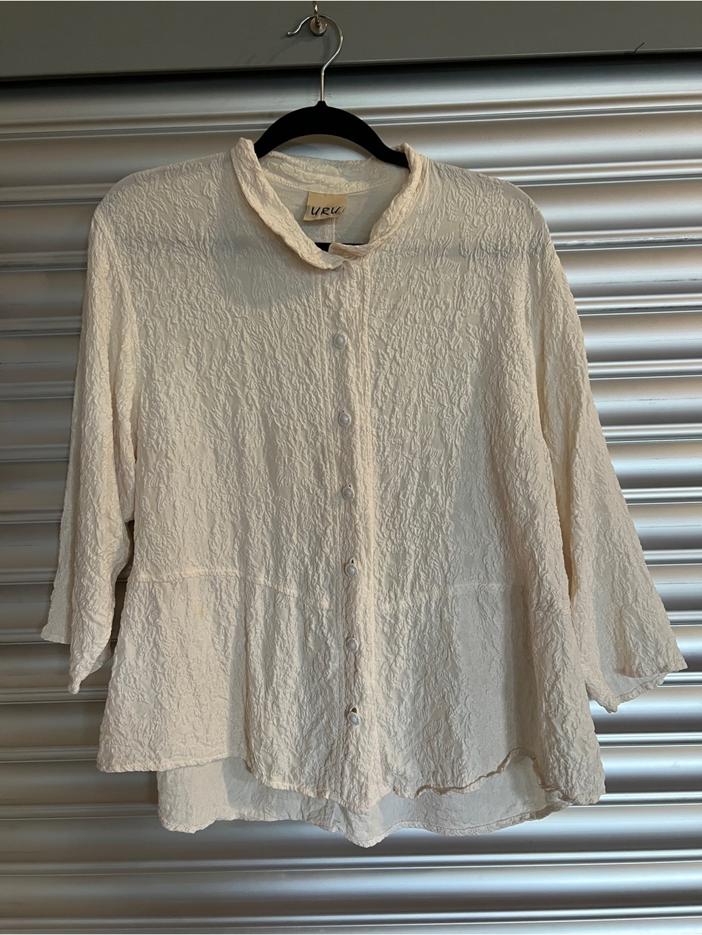 Vtg URU 100% Silk Cream Textured Floral Embossed Button Down collard Blouse OS
